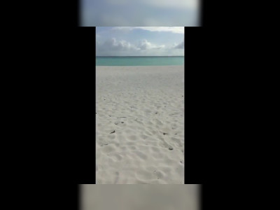 baiser sa femme sur une plage