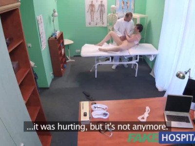 FakeHospital Une touriste australienne sexy aux gros seins aime le sperme des médecins dans la chatte.
