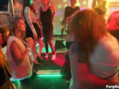 Des salopes sucent des queues en pleine boite de nuit