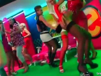 Des fêtardes exhibant leurs seins dans un club.