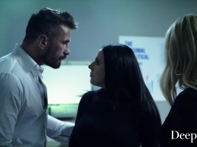 Plus profond. Gabbie Carter se soumet à Angela White et à son mari