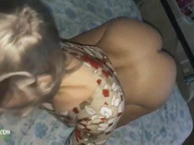 Une jeune femme excitée veut du sexe et je n'ai pas pu refuser.