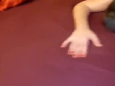 Une femme sexy profite du sexe anal avec son nouveau patron dans une chambre d'hôtel.