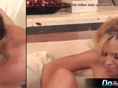 Une femme blonde baise 2 gars et un grand visage 720p