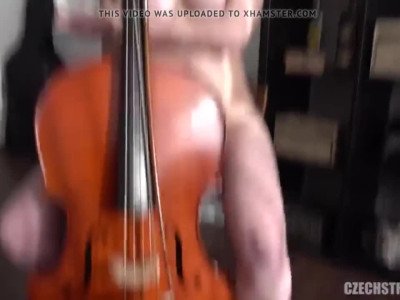Un virtuose de 18 ans aux seins DDD