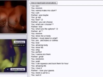 Une brune sexy montre ses seins parfaits lors d'un chat sexuel.