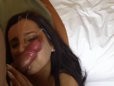 Une brunette prend une douche de sperme