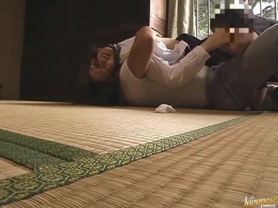 Asami Fujimoto est une adorable adolescente japonaise dans son uniforme scolaire.