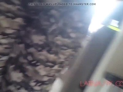 Une femme de chambre avec d'énormes melons se fait attraper au travail - partie 1