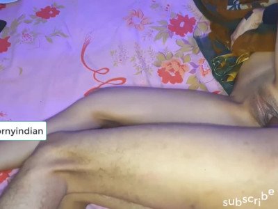 Femme desi en saree trompant son mari