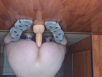 Une salope pâle chevauchant un gode et parlant de sa taille et de la façon dont elle...
