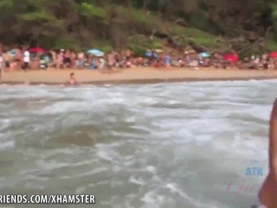 La petite amie sexy aux petits seins Demi Lopez en vacances ATK