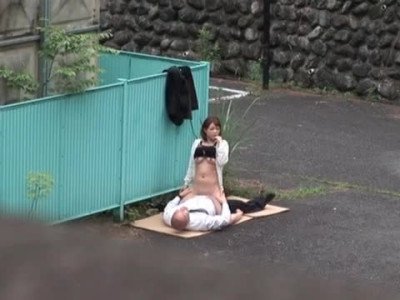 Un couple amateur asiatique baise en public