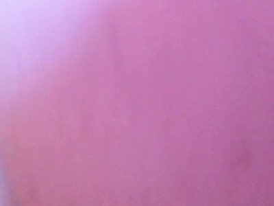 Une main tient l'iPhone dans la vague de chaleur de Maude