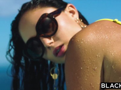 BLACKED Hot Wife était seule en vacances jusqu'à ce qu'elle trouve deux BBCs 1080p.