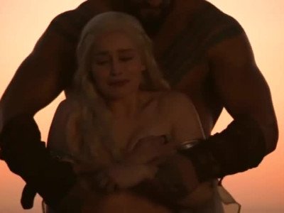 Emilia Clarke nue dans Game of Thrones