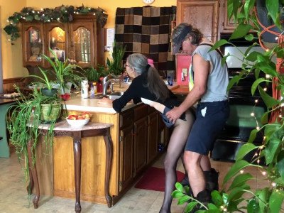 Homemade - Une milf mature séduit un voisin marié