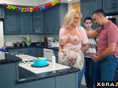 Maman a été gangbangée et baisée par un DP lors de cette fête d'anniversaire.