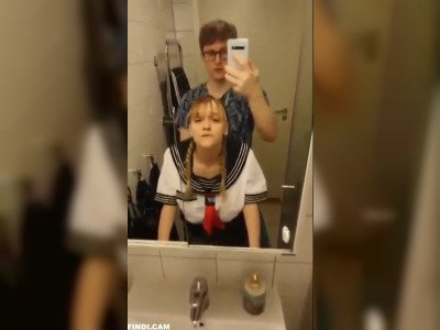 Une petite copine marinière à forte poitrine baisée dans la salle de bain