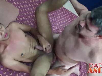 Un papa excité aime baiser la petite Kris.