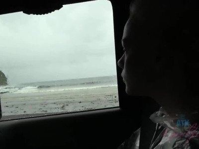 Sexe en voiture avec sa petite amie Elsa Jean
