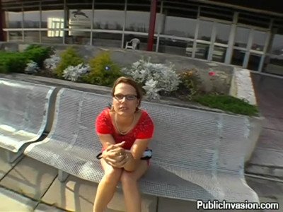 Une coquine suce une queue dans un parc