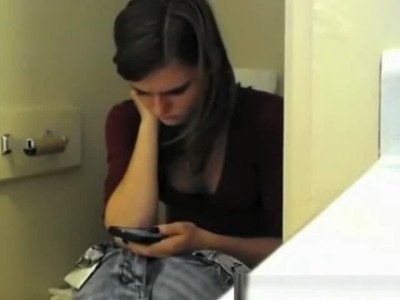 Enregistrement caché des toilettes de ma belle-sœur 19