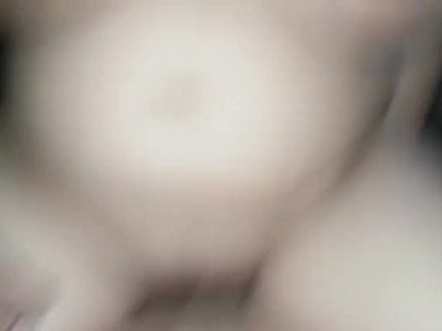 Une fille aux gros seins entre dans la maison de son père.