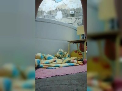 Mlle Mironova joue avec sa chatte mouillée