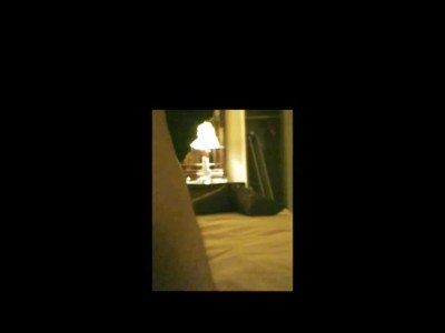 Mon mari m'envoie hors de la ville pour un gangbang dans un hôtel pour 14 inconnus