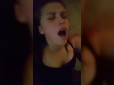 Une lycéenne baise une grosse bite pour la première fois. Et elle adore ça !