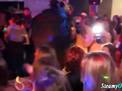 Des amatrices bourrées sucent des gogo-danceurs