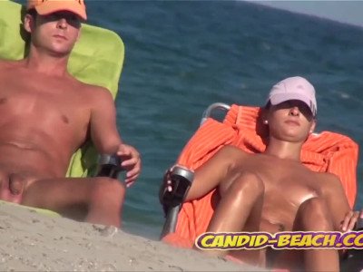 Exclusif - Milfs chaudes nues à la plage filmées par Voyeur Spy Cam