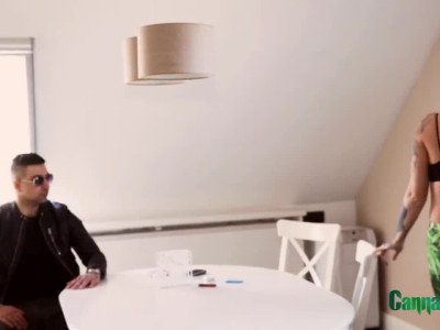 LE MEC A EU UNE ATTAQUE SURPRISE DE GICLEURS SUR TOUT LE VISAGE.