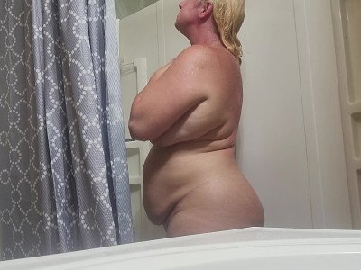 Femme au foyer sous la douche
