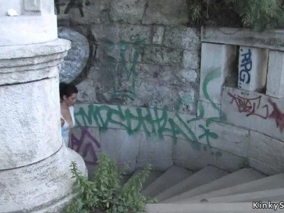 Une brune aux gros seins pendue en public HD