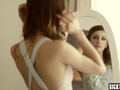 Adolescente brune perverse suçant la banane de son beau-père HD
