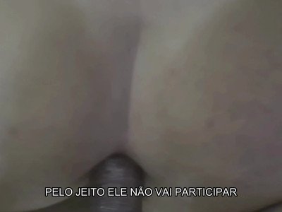 La femme salope ne peut pas résister à l'attente de son mari et fait du sexe anal avec l'amant avant.