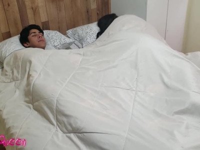 Le beau-fils se fait baiser pour avoir réveillé sa belle-mère.