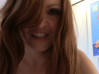 La salope Natasha est pas toute jeune mais elle adore la baise
