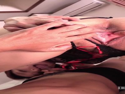 Une asiatique mature traie une bite