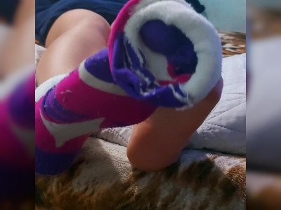 ma petite cousine enlève ses chaussettes et montre ses semelles délicieusement
