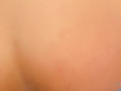 Une blonde allemande avec un beau clito se fait baiser en extérieur HD