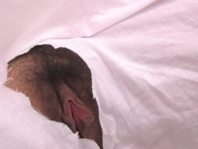 Des filles exposent leurs chattes à travers des glory holes pour se faire doigter.