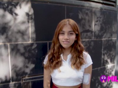 L'adolescente péruvienne Marina Gold offre son argent pour des défis excitants en public et en privé.