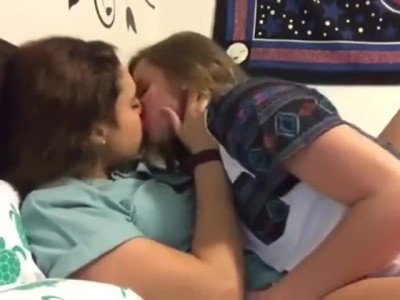 2 filles qui se déchaînent