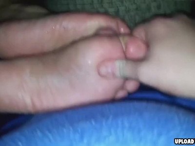 Elle branle son mec avec ses pieds