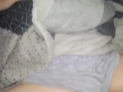 Elle a un petit ami, mais aime dormir dans ma chambre.