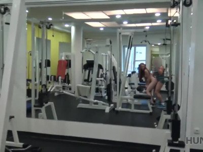 Hunt4k. Le sexe pour de l'argent dans un gymnase est la façon dont la beauté voulait terminer la journée HD.
