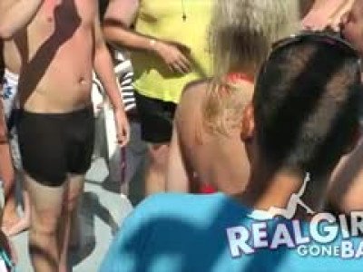 Des étudiantes anglaises et irlandaises se dénudent et se déchaînent lors d'une fête sur un bateau sexy.